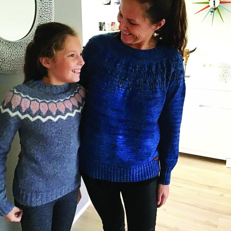 Peysur sem Valdís prjónaði á dóttur sína og barnabarn.