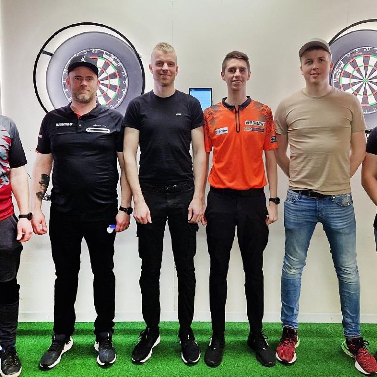 Þrjú efst liðin á mótinu. Ingvi Þór og Arnar Geir sem sigruðu eru fyrir miðju, vinstra megin Atli Víðir og Jón Oddur og hægra megin Þröstur og Gunnar Smári. MYND AF SÍÐU PÍLUKASTFÉLAGS SKAGAFJARÐAR