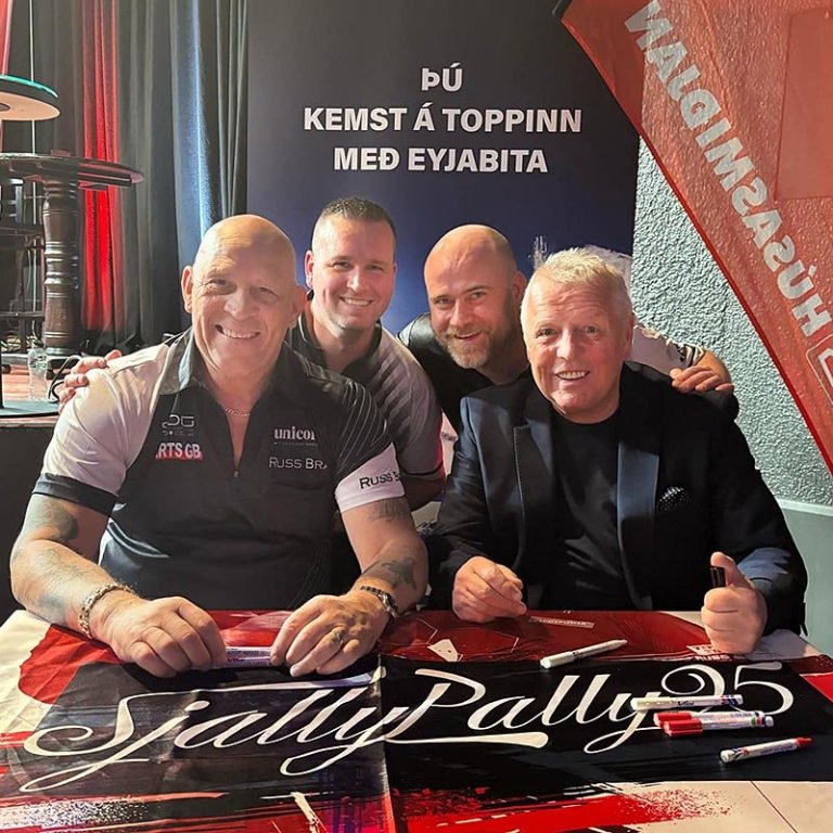 Doddi og Jón Oddur í góðum félagsskap. Samkvæmt upplýsingum Feykis er John MacDonald hægra megin Hann er aðal MC (Master of Ceremonies) hjá PDC og er frægastur fyrir að kalla nöfn leikmanna í aðal pílumótunum í heiminum. Til vinstri er Russ Bray en hann er frægast kallari í píluheiminum, er ný hættur en var alltaf aðal kallinn að kalla skorin á öllum stærstu mótum PDC síðustu 20 eða 30 árin. Þórsarar, sem stóðu fyrir mótinu, fengu þessa höfðingja til að stýra úrslitunum á Akureyri Open á laugardagskvöldinu. MYND AF SÍÐU PKS