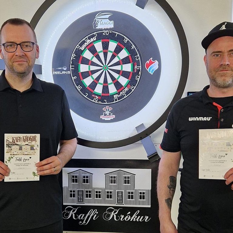 Jón Oddur (til hægri), starfsmaður OK á Króknum, og Arnar Már, forstjóri Byggðastofnunar, enduðu í efstu tveimur sætunum í 1. deildinni í gærkvöldi. MYND: PÍLUKASTFÉLAG SKAGAFJARÐAR
