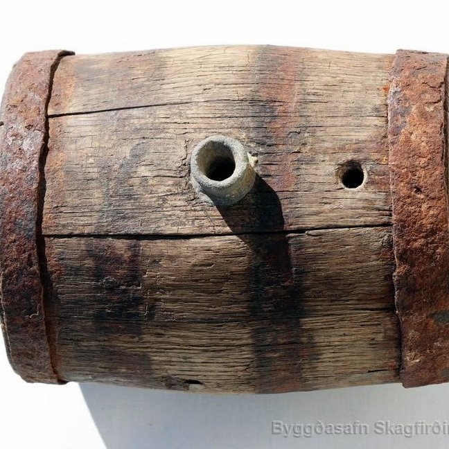 Brennivínskútur (BSk-117) úr eik. Gjarðir hafa verið fjórar, en tvær hafa týnst. Blýstútur er á miðjum belg en tappann vantar. Á botn kútsins eru stafirnir ÞSD útskornir og á loki eru stafirnir JE, sem sennilega er fangamark Jónasar Einarssonar frá Geldingaholti (1812-1883). Kúturinn kom á safnið frá Stóru-Seylu og er  í sýningu safnsins í gamla bænum í Glaumbæ.