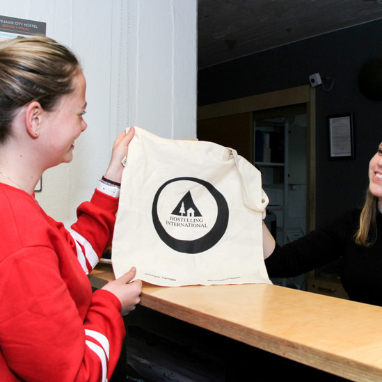 Poki sem afhentur verður á plastpokalausa deginum. Mynd:Aðsend.