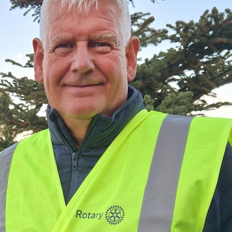 Ómar Bragi og aðrir Rótarýmenn munu plokka og hvetja aðra til þess sama. MYND AÐSEND