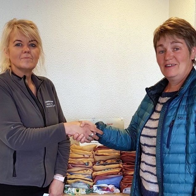 Arna María Sigurbjargardóttir, verslunarstjóri Kjörbúðarinnar á Blönduósi, tekur hér við síðustu pokunum frá Önnu Margréti. Myndir: FB/Anna Margrét Valgeirsdóttir