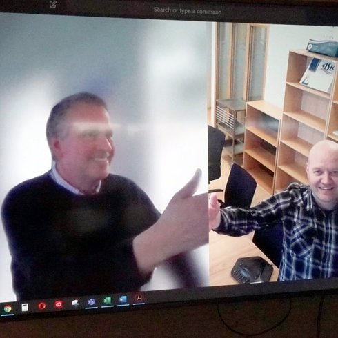 Guðjón Ingi Guðjónsson, sölustjóri hjá Völku, og Ásmundur Baldvinsson, yfirmaður landvinnslu FISK Seafood, „handsala“ samninginn í takti við tíðarandann. Mynd: Guðjón Ingi.