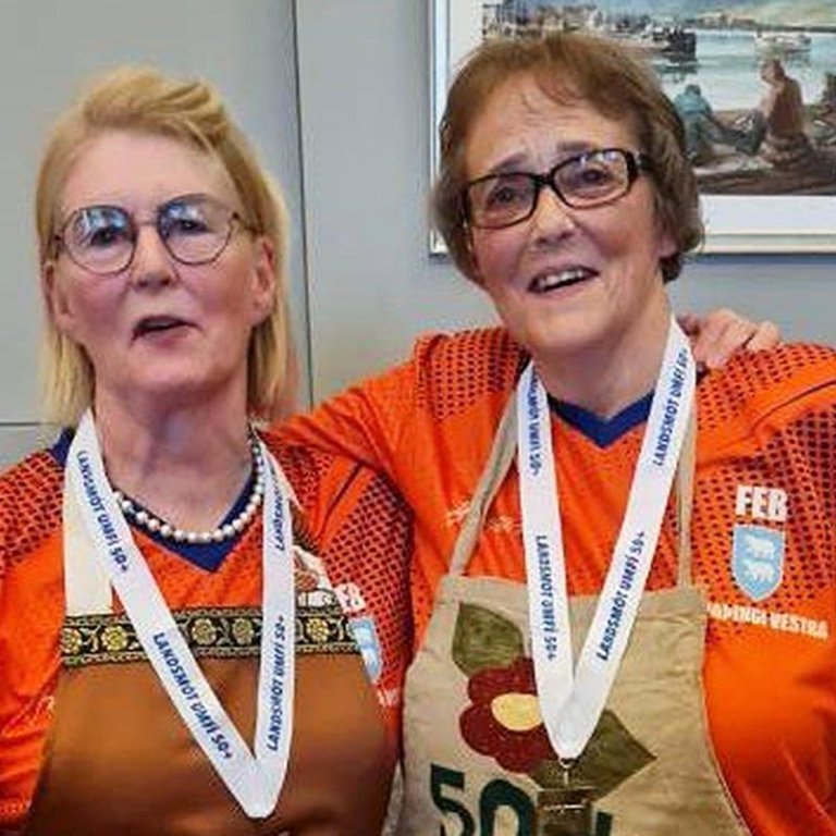 Jónína og Halldóra fagna sigri í pönnukökubakstrinum. MYND: Guðmundur Haukur Sigurðsson