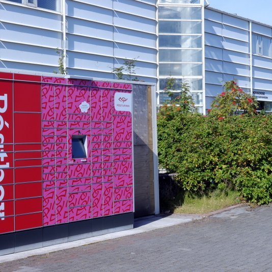 Samspil póstboxa, póstbíla, bréfbera og landpósta mun sjá neytendum á Skagaströnd fyrir póstþjónustu í takt við breyttar áherslur, segir í tilkynningu frá Póstinum. Myndir aðsendar.