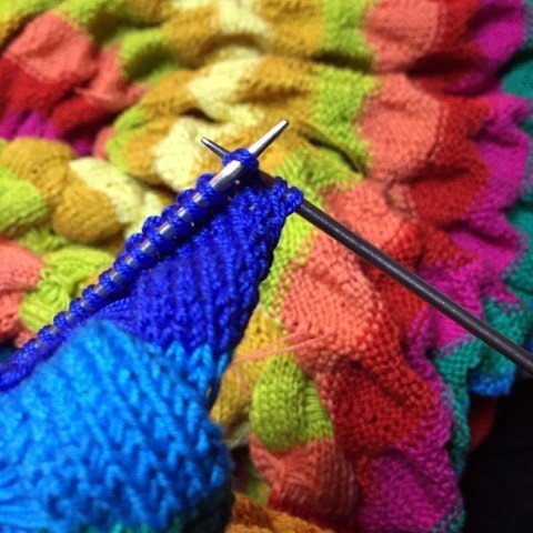 Teppi, prjónað af Jóhönnu Erlu Pálmadóttur. Það verður á Prjónagleðinni og getraun með. Aðsend mynd.