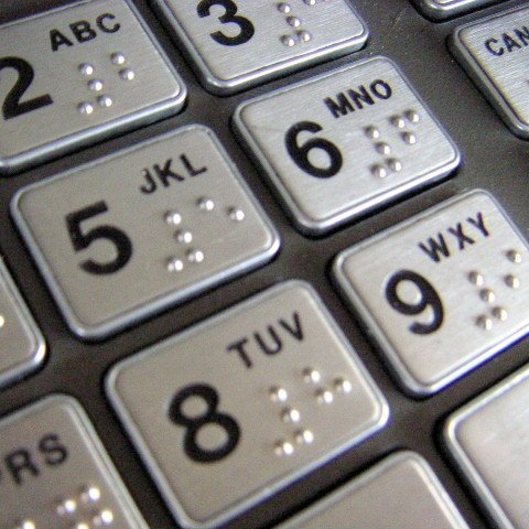 Punktaletur Luis Braille í hraðbanka fyrir blinda eða sjónskerta.