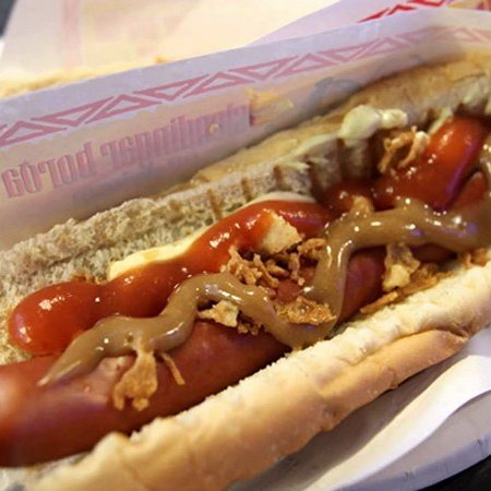 Pylsa með öllu nema COVID er gómsætur skyndibiti. Mynd af netinu.