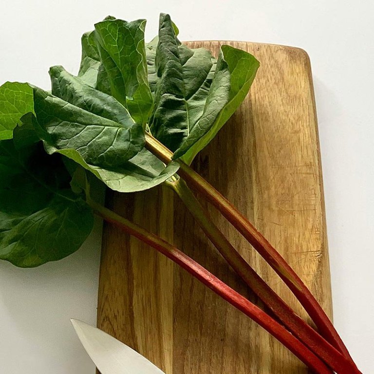 Rabarbari á bretti. MYND: PEXELS.COM