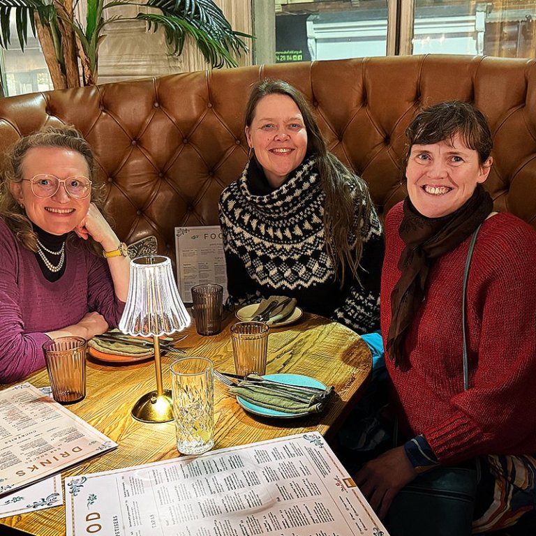 Skólasysturnar frá Blönduósi, nú Rabarbarasystur, fóru á Rabarbarahátíð í Wakefield á Englandi í febrúar sl. f.v. Iðunn Vignisdóttir, Björk Bjarnadóttir og Elfa Þöll Grétarsdóttir Myndirnar sem hér fylgja eru allar úr þessari ferð.  MYNDIR AÐSENDAR
