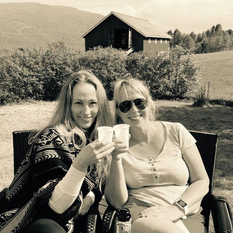 Arna Björg (til vinstri) ásamt móðursystur sinni Guðbjörgu á góðri stundu í Noregi.  AÐSEND MYND