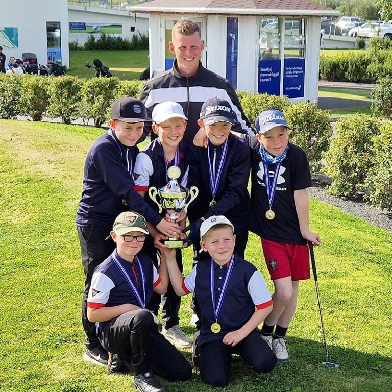 Atli Freyr ásamt nokkrum efnilegum ungum golfurum. MYND AÐSEND