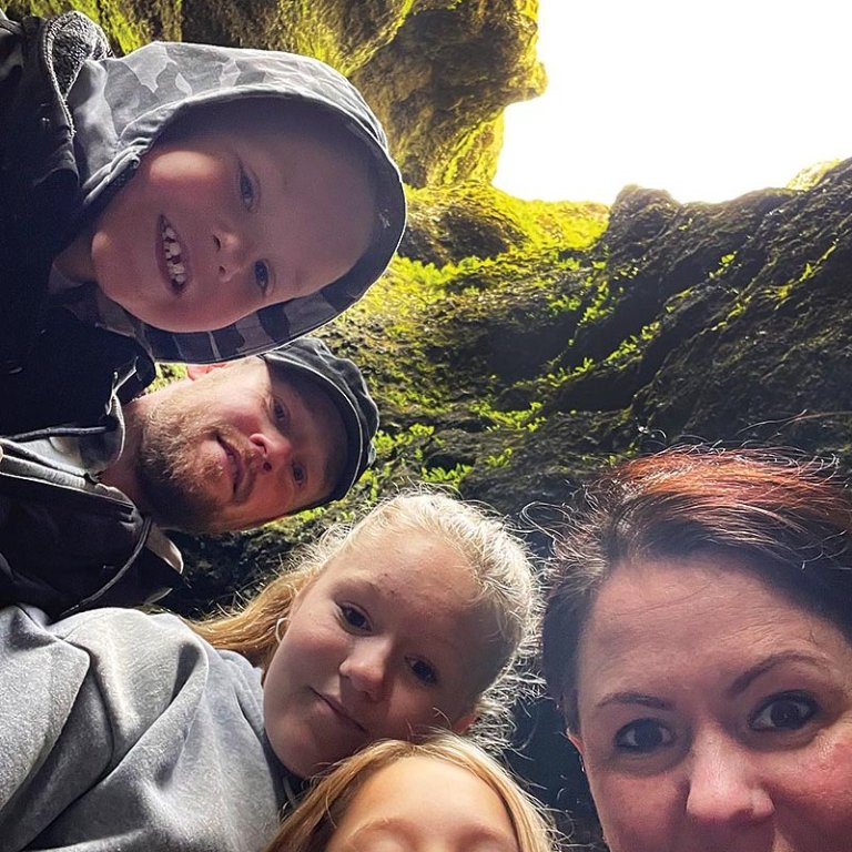 Auður og fjölskylda í Rauðfeldargjá á Snæfellsnesi. MYND AÐSEND