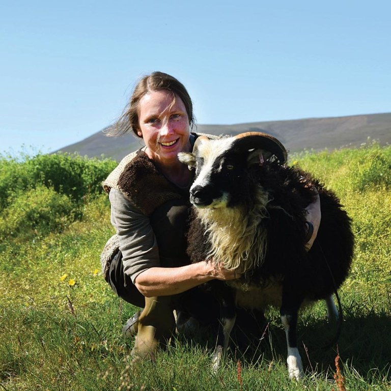 Karólína með góðum félaga úti í guðs grænni náttúrunni. AÐSEND MYND