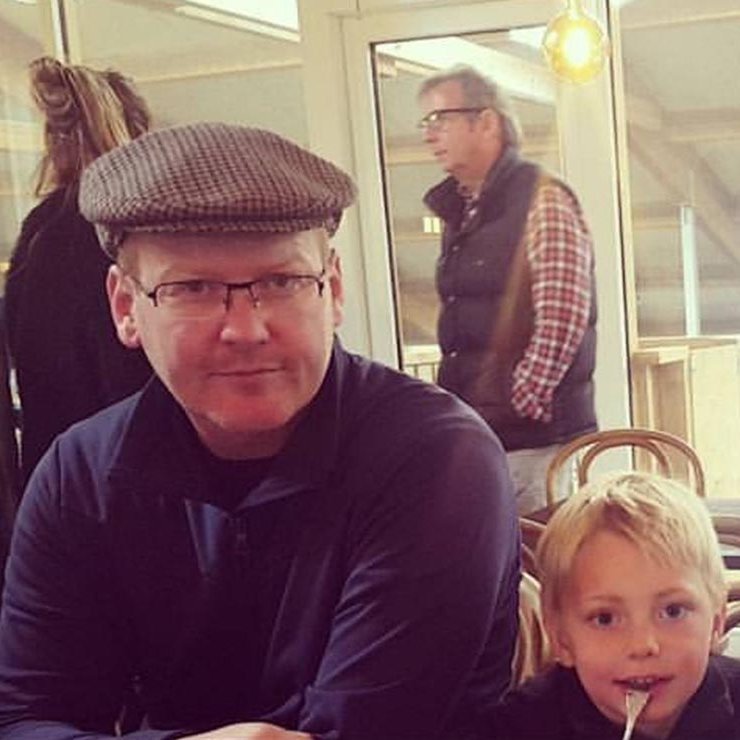 Leó Örn ásamt systursyni sínum og nafna, Kristian Leó Guðfinnssyni, í Kaffi Kú. AÐSEND MYND