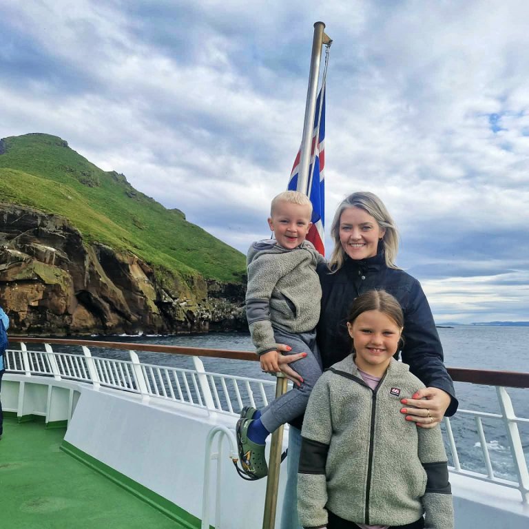 Ragnheiður ásamt Hafdísi Hrefnu og Hafsteini Hrafni á leið á þjóðhátíð í Vestmannaeyjum. MYND AÐSEND