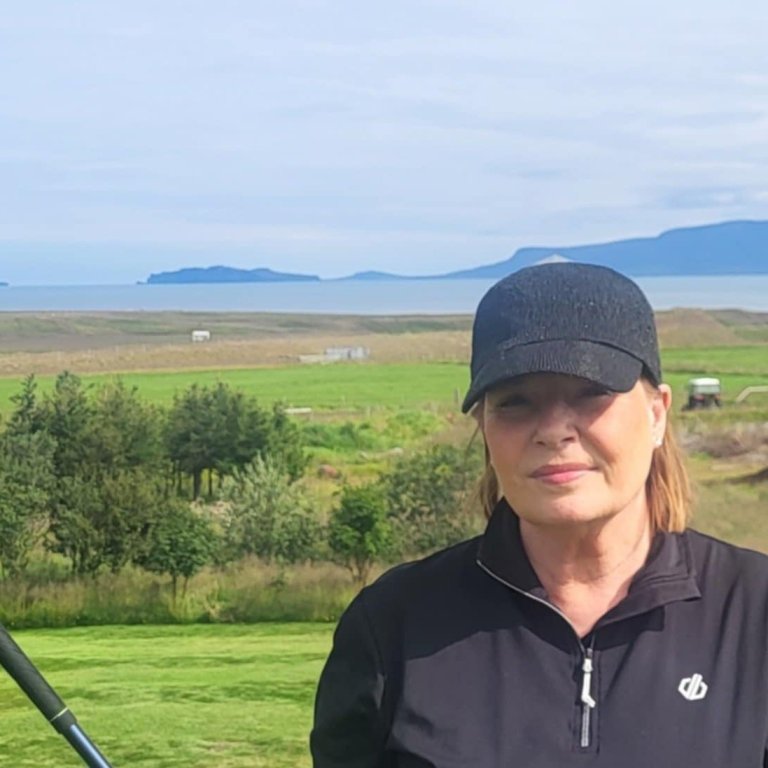 Soffía í golfdressinu á Hlíðarendavelli á Sauðárkróki. MYND AÐSEND