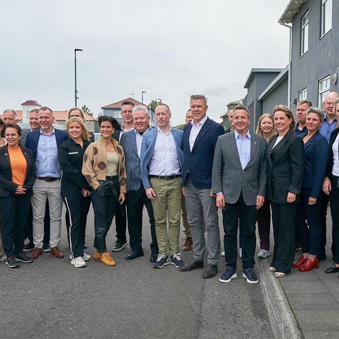 Ráðherraer og sveitarstjórnarfólk og aðrir gestir utan við Gránu í gær. MYND: SIGURÐUR INGI