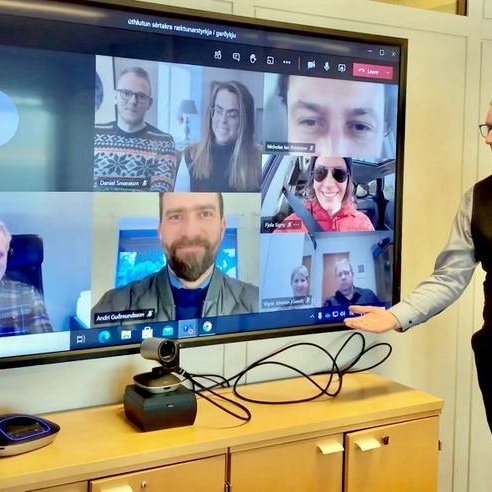Ráðherra ásamt hluta styrkþega á kynningu í gær. Mynd af vef atvinnuvega- og nýsköpunarráðuneytisins.