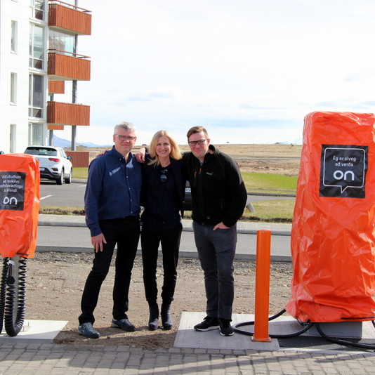 Páll Örn Líndal, rekstrarstjóri þjónustustöðva N1, Hafrún Huld Þorvaldsdóttir, sölustjóri hjá ON og Þórhallur Rúnar Rúnarsson, stöðvarstjóri N1 á Króknum, sem tók hlöðuna formlega í notkun. Mynd: PF.