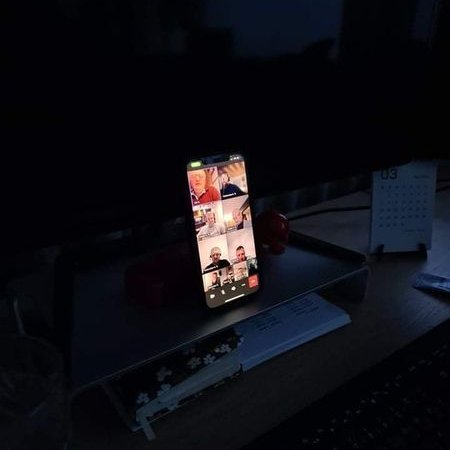 „Á myndinni má sjá hina klassísku fundamynd af veffundum en í þetta skiptið tekin í rökkri og af gsm síma í rafmagnsleysinu,“ segir í færslu á heimasíðu SSNV þaðan sem myndin er fengin.