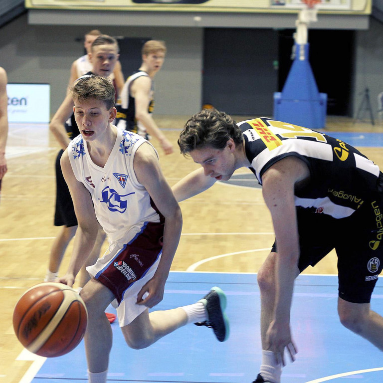 Ragnar Ágústsson á fullri ferð. Pétur fyglist með.  MYND: DAVÍÐ ELDUR / KARFAN.IS