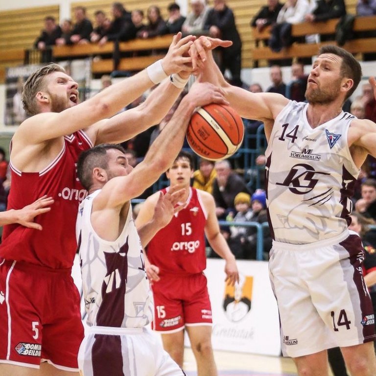 Raggi Nat í baráttunni við Axel og Helga Rafn. MYND: HJALTI ÁRNA