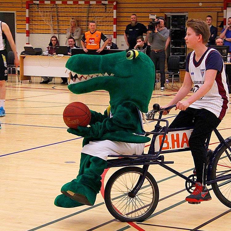 Fyrir átta árum var líka leikið í úrslitakeppni í Síkinu. Hér er það Ragnar Ágústsson sem rúllar Króksa, á sendilshjoli Bjarna heitins Har,  inn á völlinn með keppnisboltann. Raggi mætir til leiks í kvöld en sennilega ekki á hjóli. MYND: ÓAB