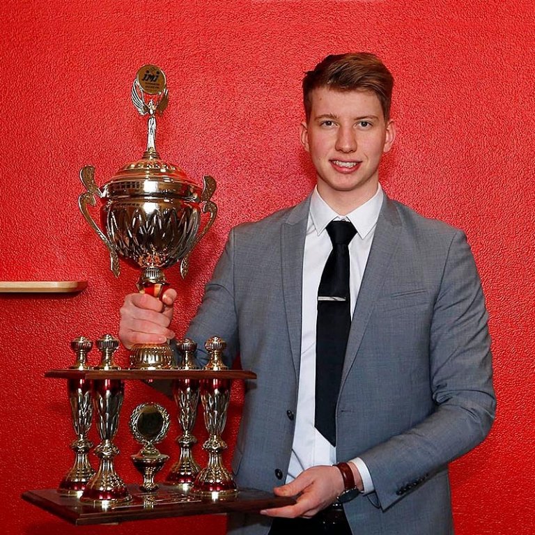 Ragnar með verðlaunagripinn. MYND: SKAPTI HALLGRÍMS / AKUREYRI.NET