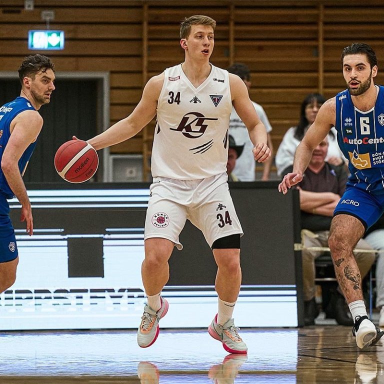 Raggi átti toppleik í gær. Hér er hann með boltann í fyrsta leik liðanna. MYND: SIGURÐUR INGI