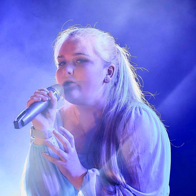 Ragnjildur syngur til sigurs. Hún vakti athylgi fyrir níu árum þegar hún söng kornung Ó helga nótt í Akureyrarkirkju og þá söng hún víða ásamt litlu systur sinni, m.a. tróðu þær upp á Landsmóti hestamanna á Hólum sumarið 2016. Á neðri myndinni má sjá Emelíönu Lillý í hlutverki Silvíu Nætur í LipSync-keppninni en hún fór með sigur af hólmi þar.  MYNDIR: SIGURÐUR INGI