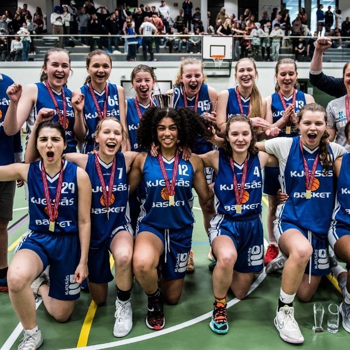 Sigurlið Kjelsås. Rakel Sif (númer 20) er fjórða frá hægri í efri röð og Ómar lengst til hægri í sömu röð. MYNDIR AÐSENDAR