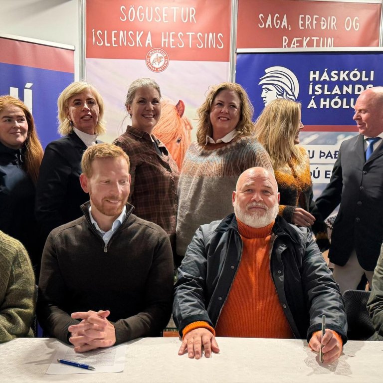 Skrifað undir viljayfirlýsingu á Hólum. Fremst sitja Silja Bára Ómarsdóttir rektor HÍ, Magnús Barðdal sveitarstjóri Skagafjarðar, Logi Einarsson menningar-, nýsköounar- og háskólaráðherra og Hólmfríður Sveinsdóttir rektor HÍ á Hólum. MYND AÐSEND
