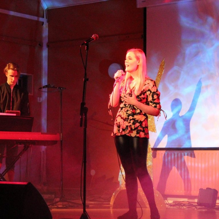 Rannveig Sigrún flytur sigurlag keppninnar en Óskar Aron spilar undir. MYND AF FB FNV