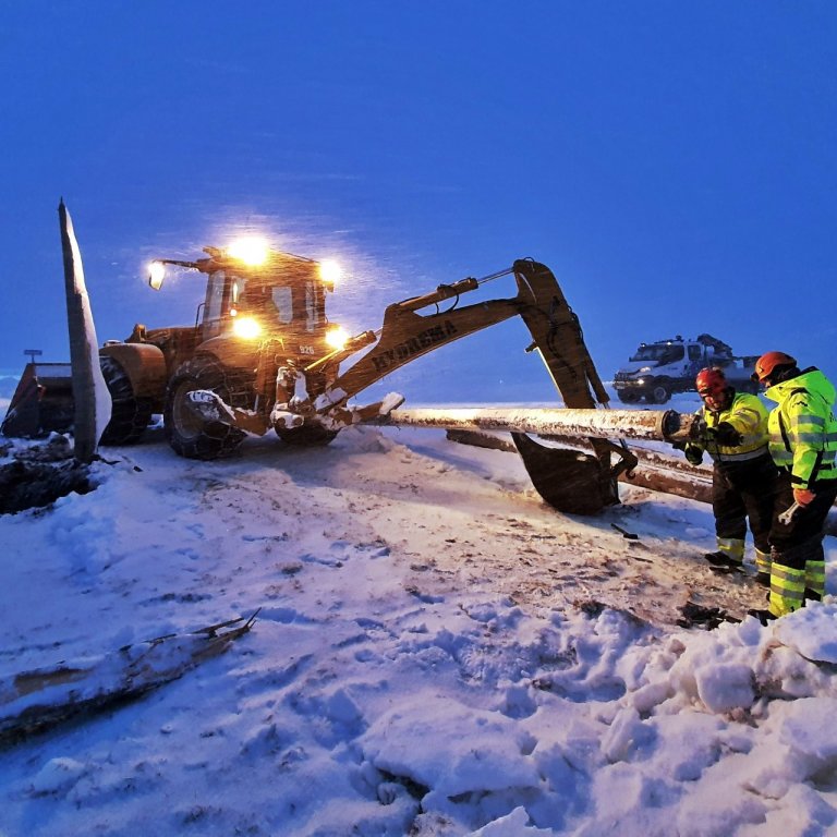 Tekist á við afleiðingar óveðurs á Skaga. Mynd: Rósant Guðmundsson.