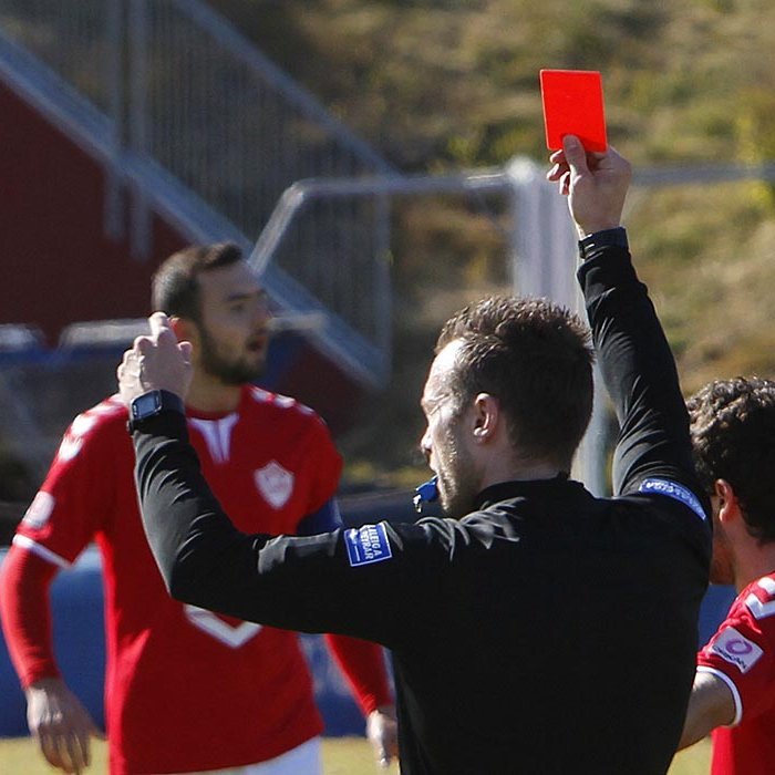 Dómarinn sveiflar rauða spjaldinu og sendi tvo í sturtu. MYND: ÓAB