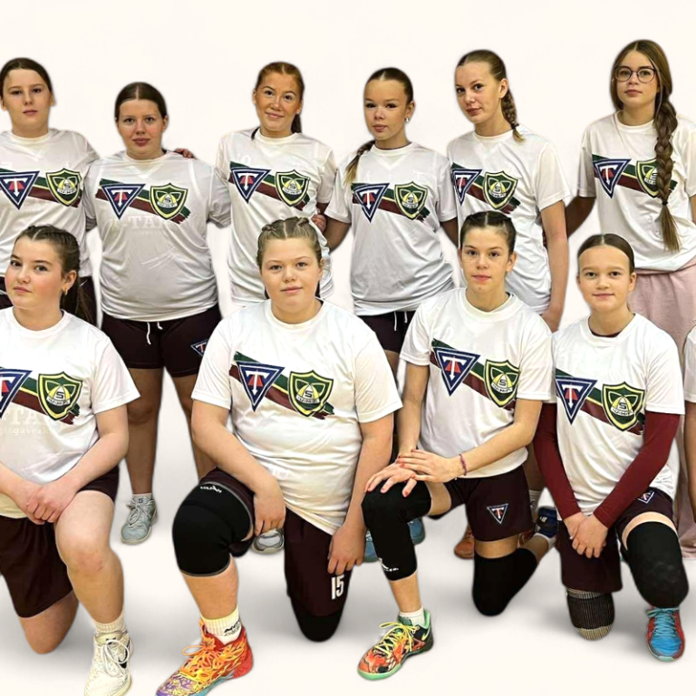 Efnilegar körfuboltastúlkur sem spiluðu fyrir Tindastól og Skallagríma á Scania Cup. Efri röð frá vinstri: Embla Björg, Rakel María, Vigdís Hekla, Ellen Día, Íris Ösp, María Hrönn og Indíana Ósk. Neðri röð frá vinstri:  Bjarklind Ingibjörg, Ásthildur Guðný, Brynhildur Heiða, Elín Björk og Sibba Sól.    AÐENDAR MYNDIR