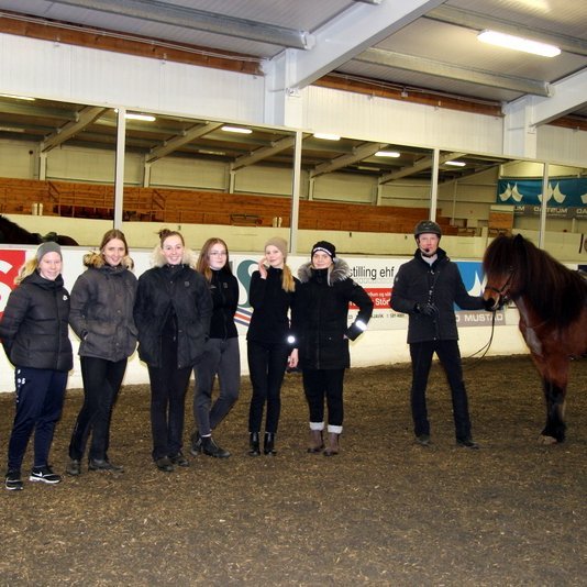 Flottir unglingar ásamt Þórarni Eymundssyni framan við mikla speglaröð sl. fimmtudag. Mynd: PF.