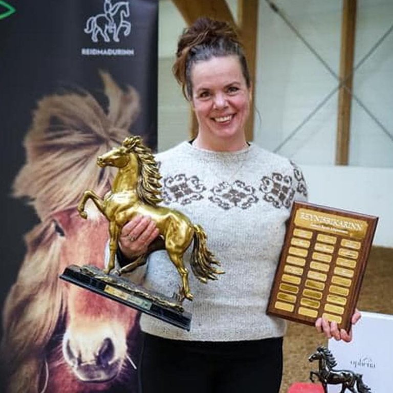 Sigríður Fjóla Viktorsdóttir með verðlaunin. MYND AF SÍÐU SKAGFIRÐINGS