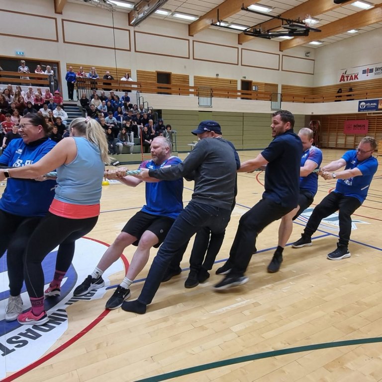 Lið starfsfólks í gífurlegum átökum í reipitogi. Mynd:HMJ