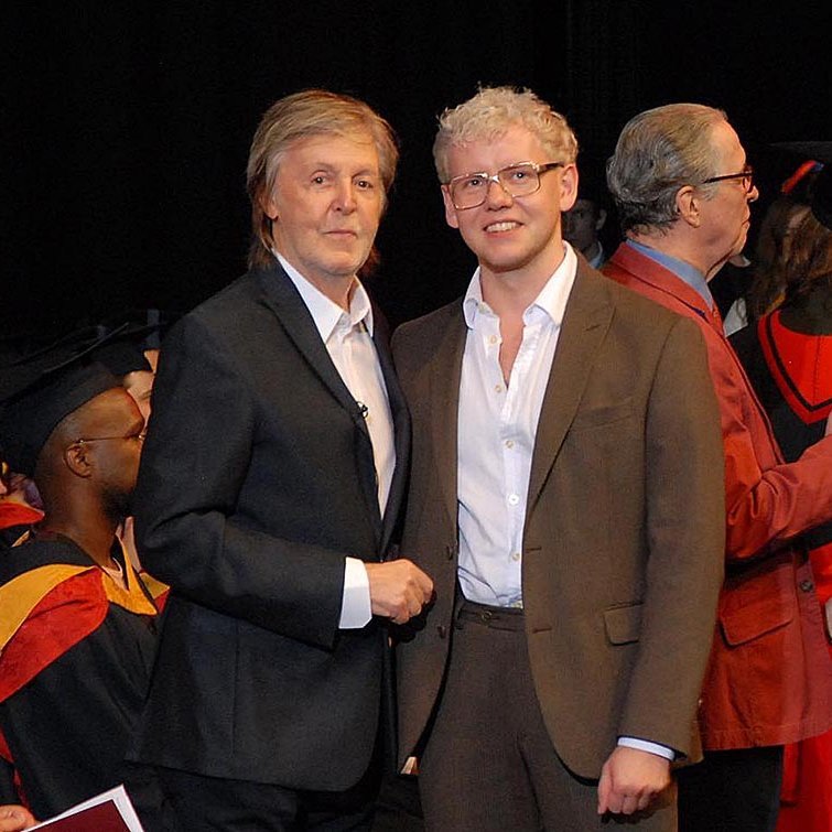 Já, sæll! Paul McCartney og Reynir Snær saman á sviði. MYND AF FB-SÍÐU REYNIS