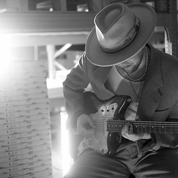 Reynir Snær með gítarinn. AÐSEND MYND