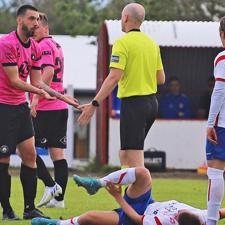 Húnvetningar voru ekki alveg sáttir við störf dómaratríósins í gærkvöldi. MYND AF SÍÐU KORMÁKS/HVATAR