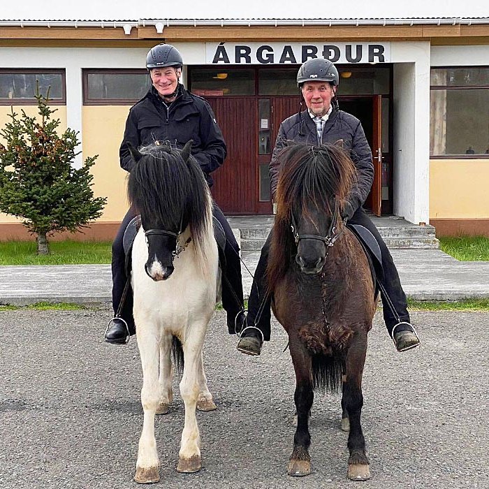 Björn á Varmalæk og Sveinn á Lýtingsstöðum brosmildir á kjördag. MYND: EVELYN ÝR