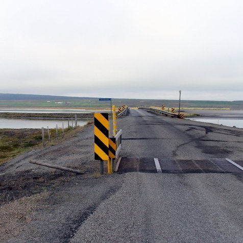 Ristarhlið og búfjárveikivarnagirðing við austurós Héraðsvatna í Skagafirði. Eins og sést vantar talsvert upp á að hér sé fjárheld girðing en það stendur allt til bóta, að sögn Sigurborgar Daðadóttur, yfirdýralæknis. Mynd tekin í morgun. Mynd: PF.