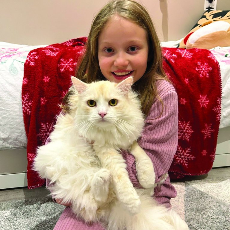 Birta Karen og kisinn Rjómi. Mynd aðsend.