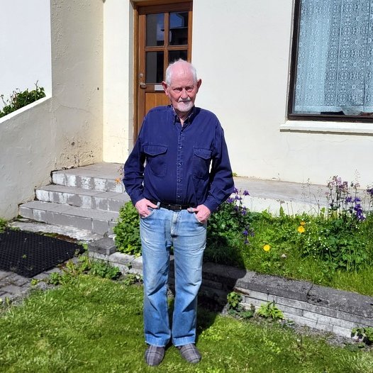 Róar Jónsson fyrir utan heimili sitt á Hólaveginum á Sauðárkróki daginn eftir 100 ára afmælið. Mynd: PF. Aðrar myndir úr fórum Róars.