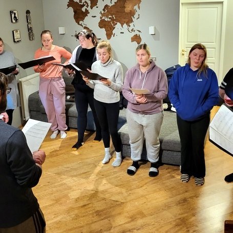 Rokkkórinn á æfingu heima hjá kórstjóranum, Ingibjörgu á Syðsta-Ósi. Aðsendar myndir.